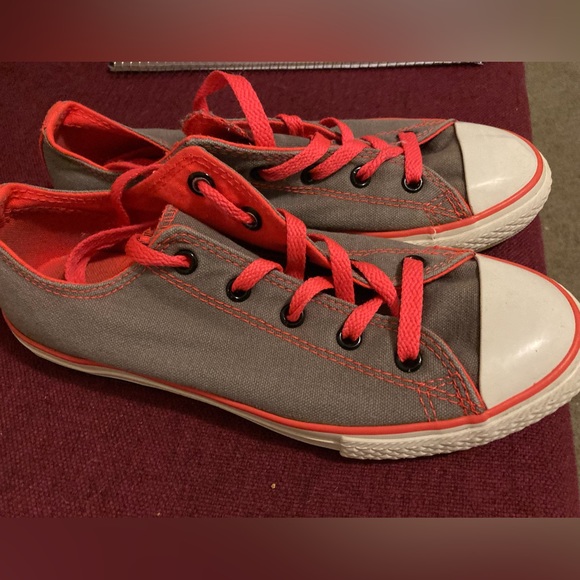Converse Size 4 Grey and peach low tops with zebra tongue. Like new condition - Picture 2 of 6